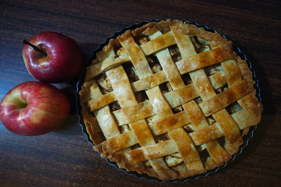 Cooked pie with 2 raw apples
